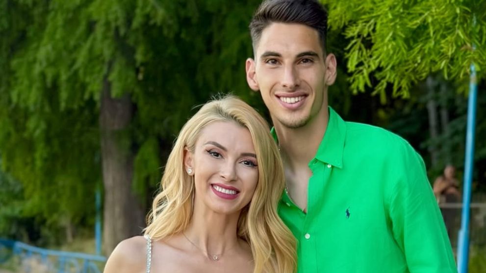 Andreea Bălan și Victor Cornea au dat nas în nas cu ursul. Artista și logodnicul ei au avut parte de o surpriză chiar în curtea hotelului la care erau cazați