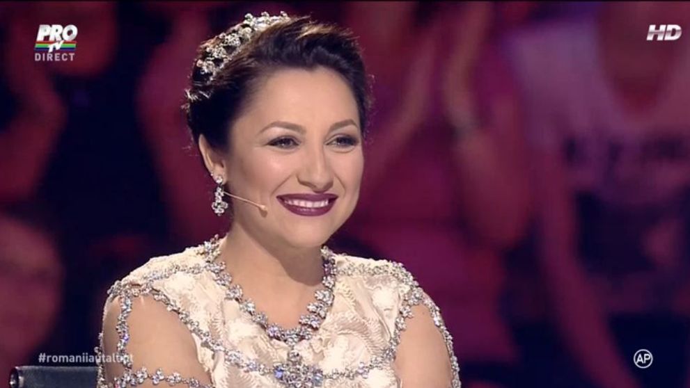 Andra, intr-o rochie alba ca printesa. Ce tinuta spectaculoasa a ales vedeta pentru Marea Finala 