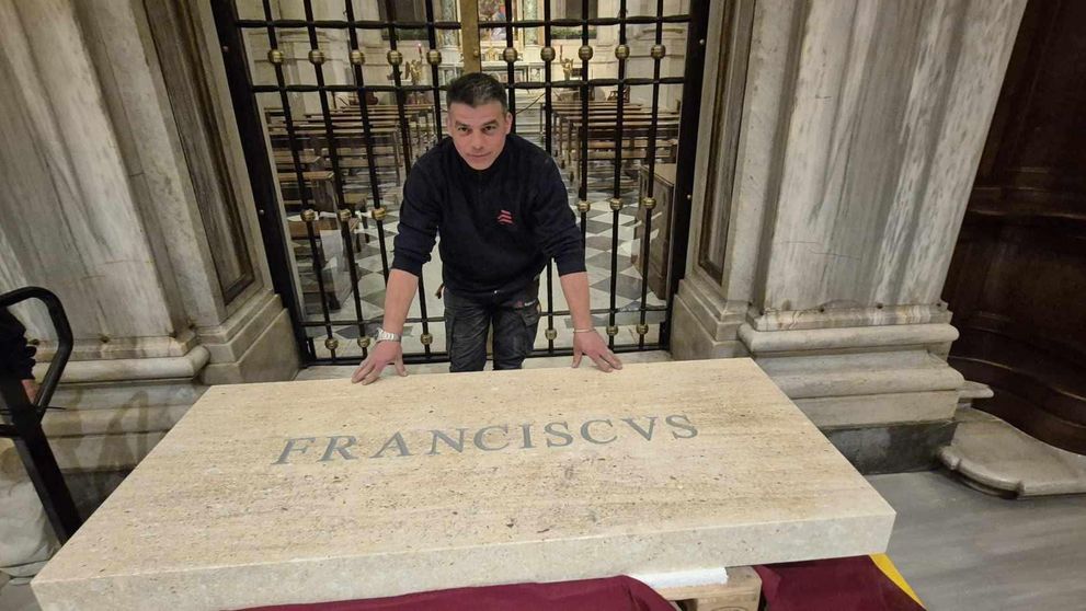 Un român a făcut parte din echipa care a amenajat cripta Papei Francisc. Mormântul a fost deschis publicului - FOTO