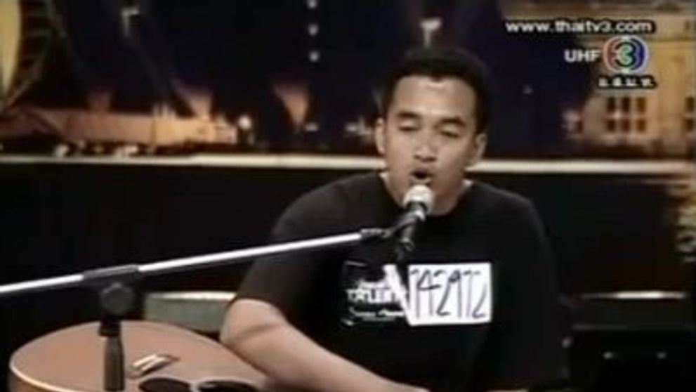 Canta divin la chitara desi are doar o mana! VIDEO