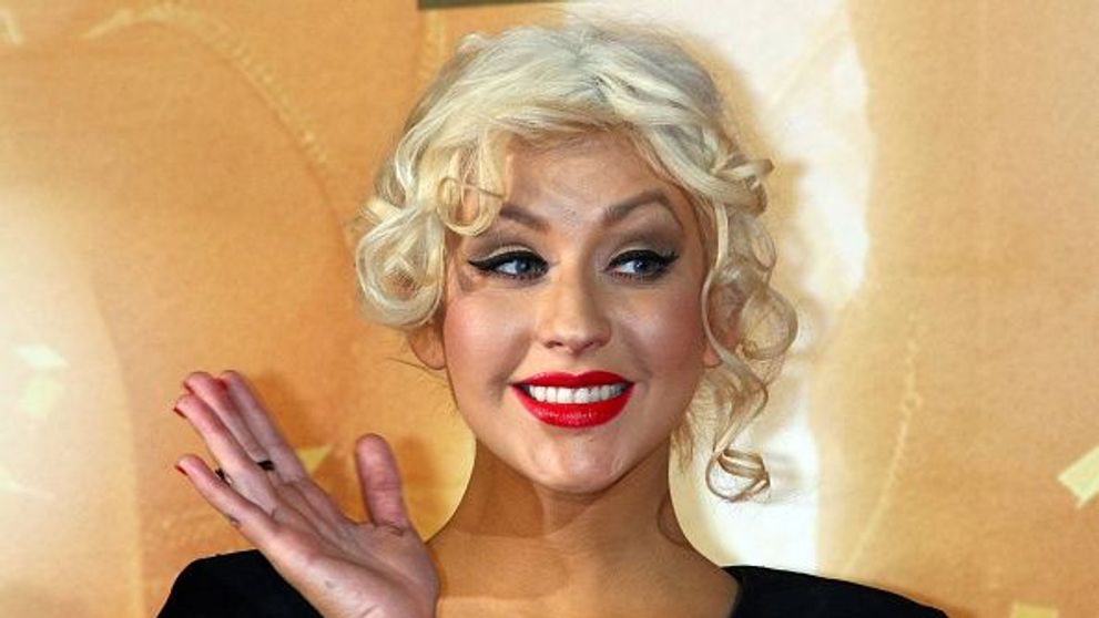 Christina Aguilera a renunțat la haine și s-a fotografiat într-o cadă plină cu petale de tradafiri.