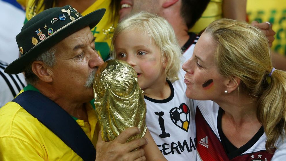 Este cea mai viralizata imagine de la meciul Brazilia-Germania. Gestul superb al fanului brazilian la sfarsitul partidei a impresionat o lume intreaga