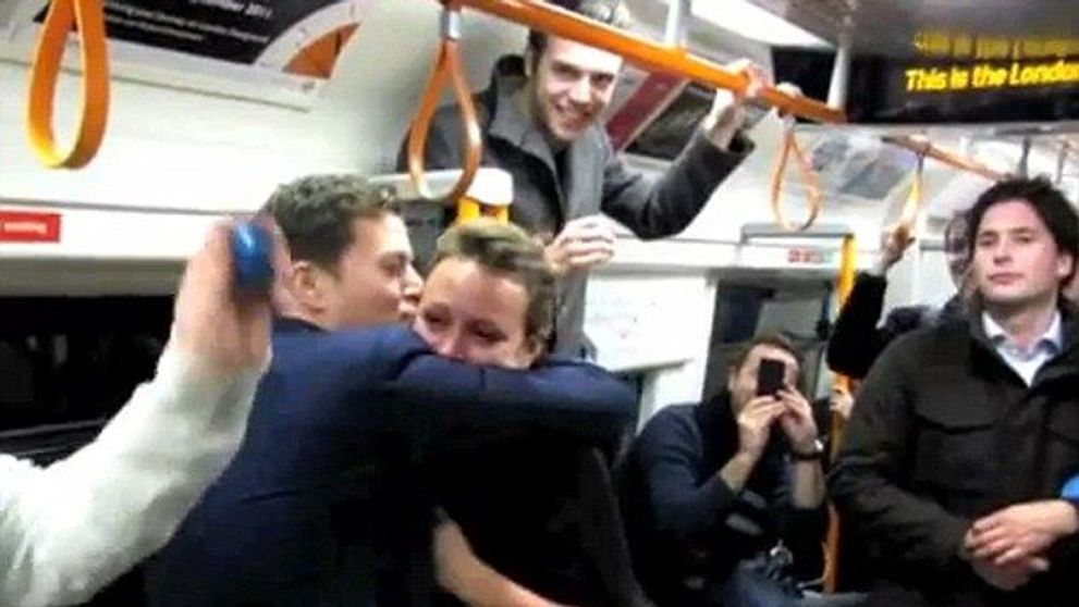 VIDEO. Cam ciudat, dar foarte romantic!<span style=