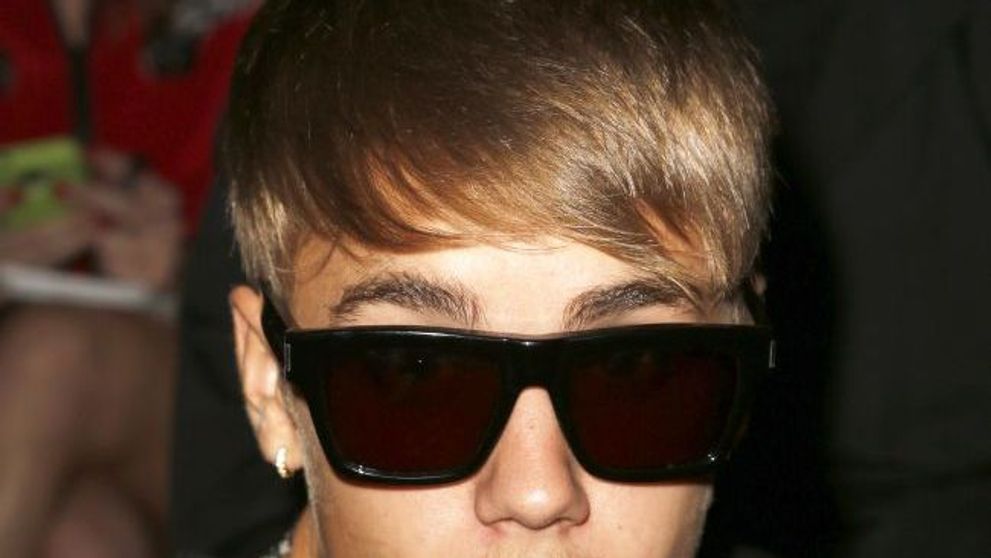 O noua zi, o noua aparitie penibila. Justin Bieber, cu pantalonii in vine pe scena. Fanii din primele randuri au vazut mai mult decat trebuia