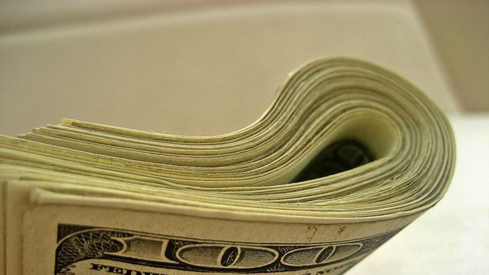 Cum transforma un barbat 5 dolari in 100 de dolari. Toti trecatorii au fost impresionati