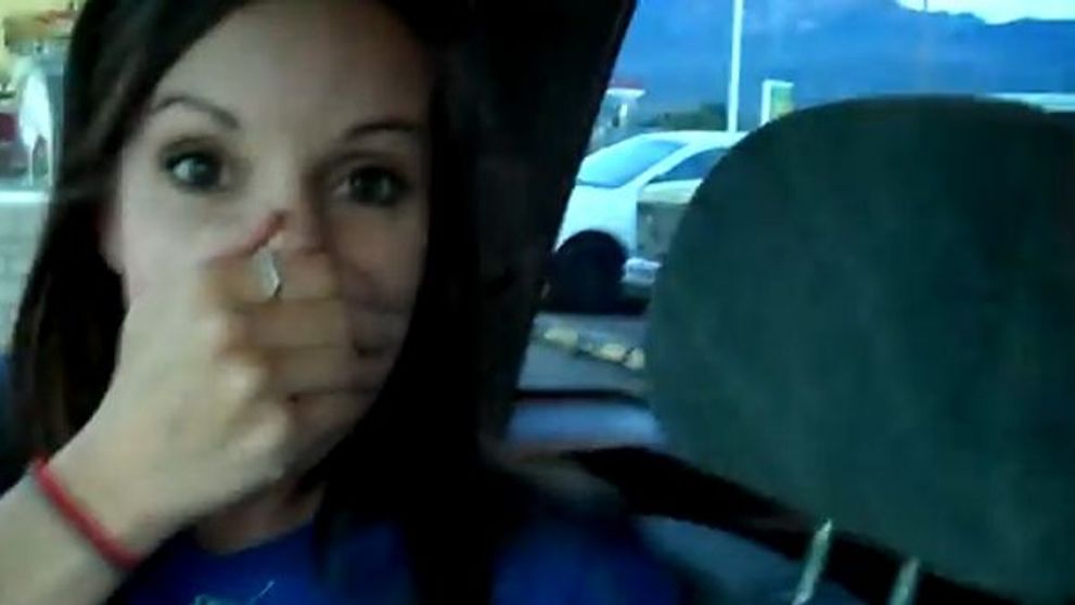 Pronuntia, bat-o vina. Un copil de 3 ani vorbeste indecent involuntar. Parintii lui se amuza copios, alaturi de peste 6 milioane de internauti