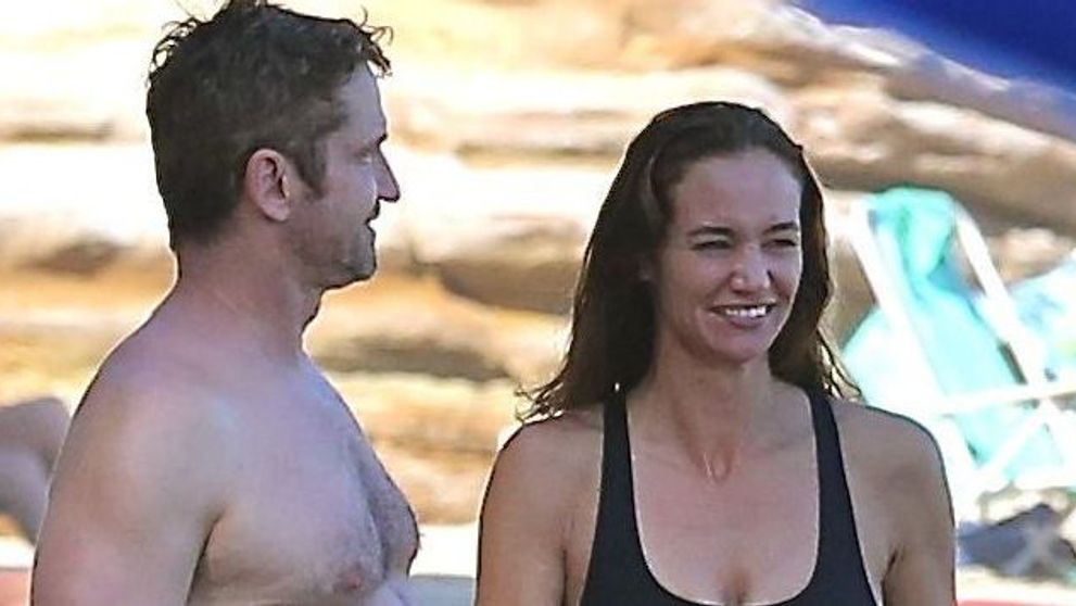 Nu si-a putut dezlipi mainile de pe ea. Gerard Butler, surprins de paparazzi in ipostaze hot alaturi de noua iubita