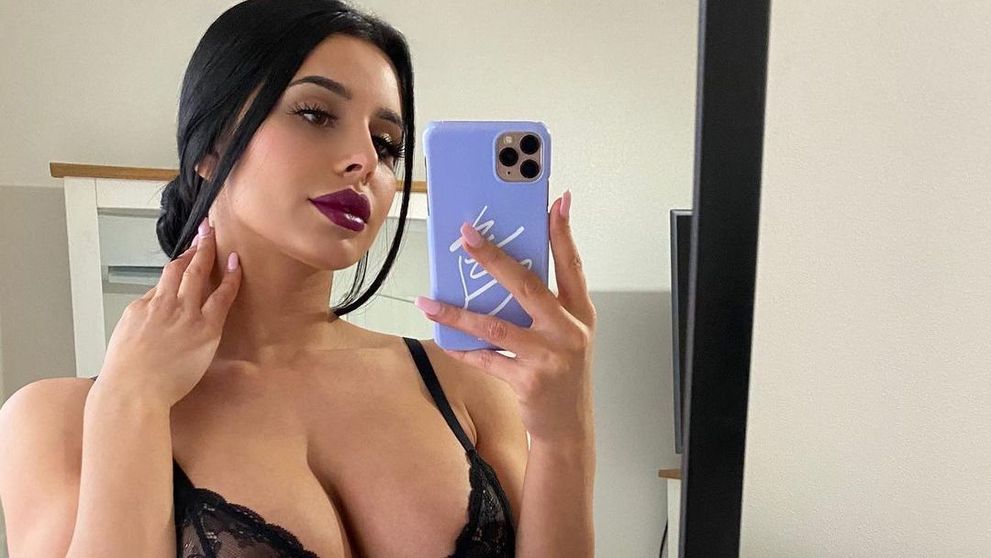 Bomba sexy Lily Adrianne, spectacol gratuit la benzinărie. Cum a reușit să atragă toate privirile