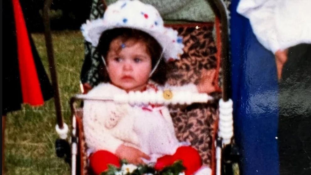 Recunoști fetița adorabilă din fotografie? Azi este una dintre cele mai frumoase și iubite artiste din România
