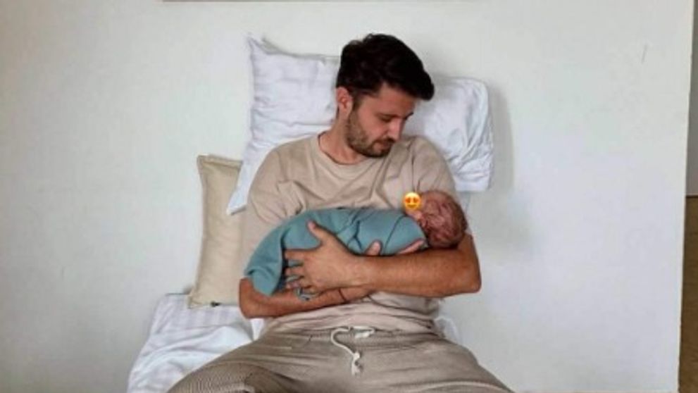 Celebrul artist din România, care a cucerit inimile femeilor, a devenit tată! Cântărețul a postat deja primele poze cu fiul său, iar fanii sunt în extaz: „Voi face tot ce pot, puștiule