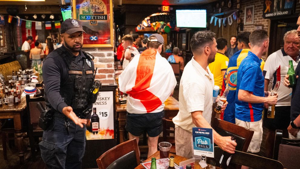 Petrecere dezlănțuită în Dallas! Fanii englezi, dați afară din bar de poliție după ce au băut bere la 4 dolari, s-au dezbrăcat și au invadat un spectacol de rodeo