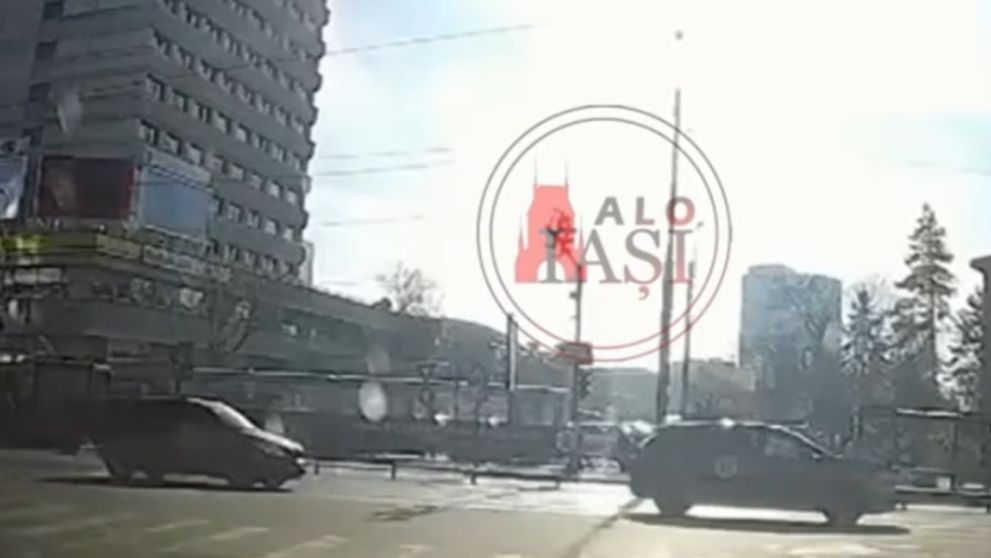 Un tramvai o ia la vale, iar vatmanul și călătorii încearcă să-l oprească cu brațele - VIDEO VIRAL