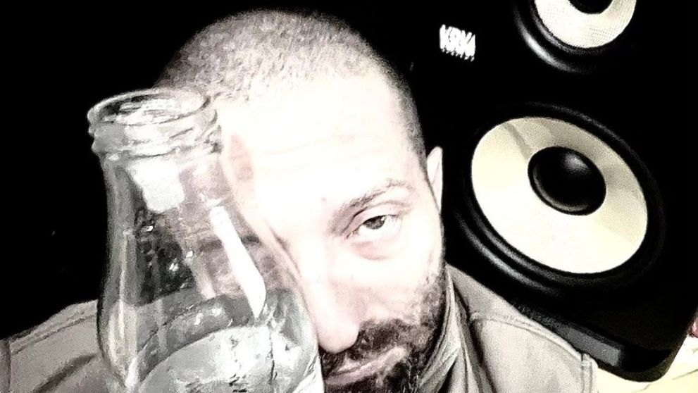 Cheloo, prins de poliţişti după ce a făcut scandal în curtea Catedralei Mântuirii Neamului. Rapperul a ieșit pozitiv la DrugTest