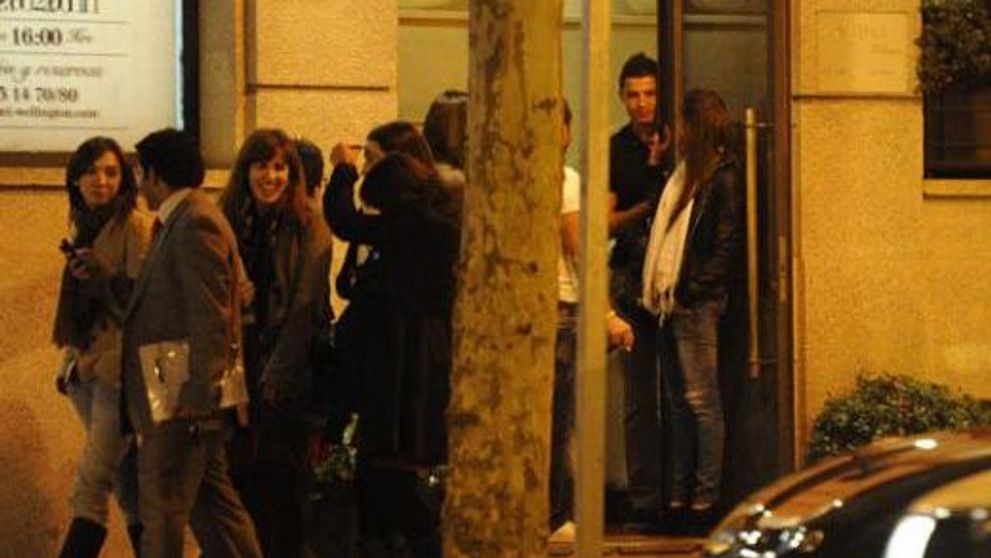 Ronaldo s-a saturat de Irina Shayk: a iesit cu baietii la 'agatat' in Madrid! Vezi ce super bolid de<span style=