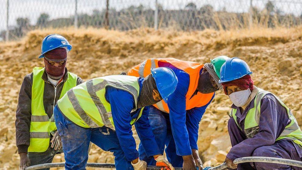 România poate rămâne fără muncitori străini din cauza problemelor consulare din Asia