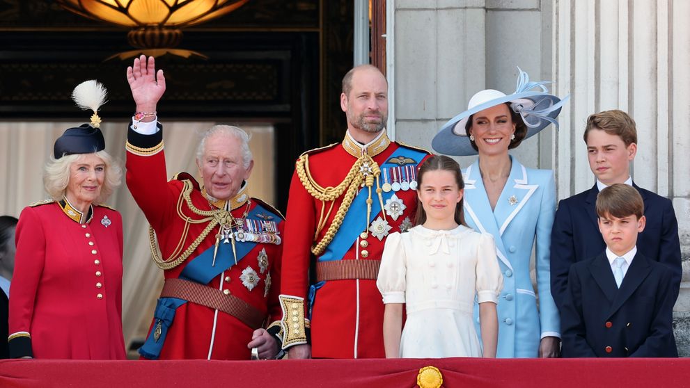 Ordinea în care sunt așezați membrii familiei regale pe balconul Palatului Buckingham. De ce stau în centru regele și moștenitorul tronului