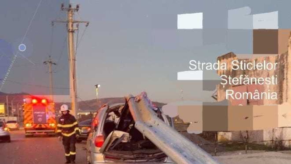 A scăpat ca prin miracol! Un şofer din Argeș a supraviețuit după ce maşina sa a fost străpunsă de un parapet metalic - FOTO