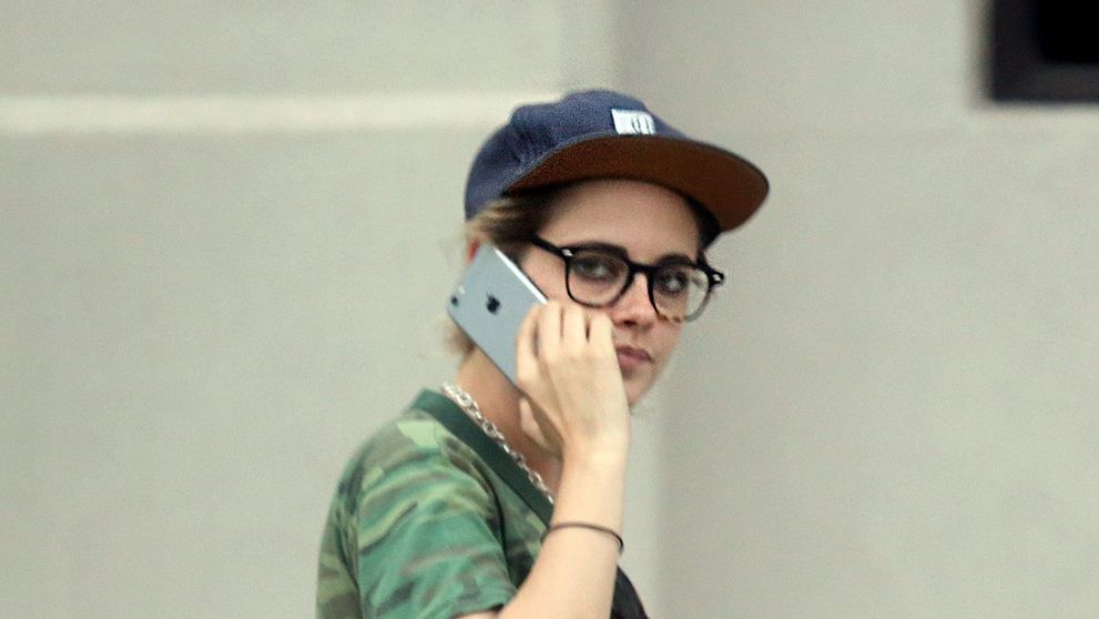 Kristen Stewart, intr-o pereche de jeansi extrem de scurti. Cum a aparut actrita pe strazile din Hollywood 