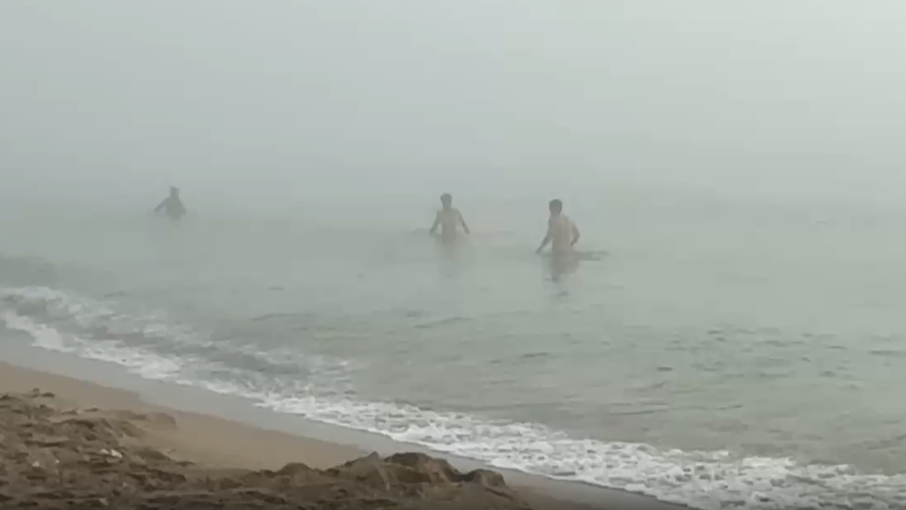 Fenomen rar pe litoralul românesc, de cod galben! Plajele înecate în ceață, cu vizibilitate sub 50 m, în stațiunile Mamaia și Vama Veche