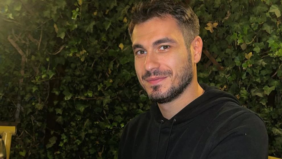Alex Pițurcă, surprins în compania unei blonde misterioase. A așteptat-o o oră în mașină, fără niciun comentariu. Ce au făcut cei doi când s-au întâlnit în acea zi