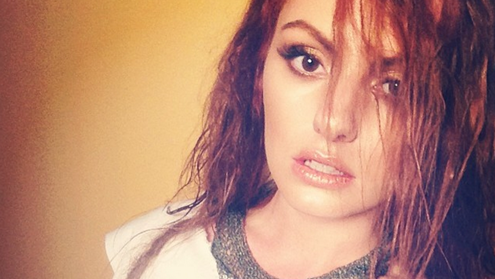 Alexandra Stan renunta la inhibitii si la sutien. Imaginile in care artista si-a expus nurii cu dezinvoltura au incins internetul