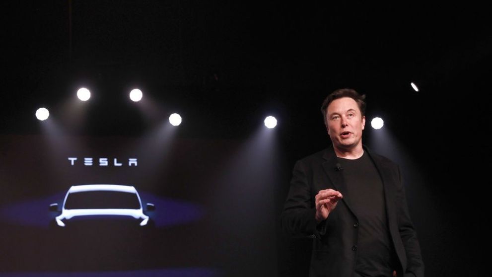 Elon Musk a lansat Tesla Cybertruck! Vezi cum arată mașina viitoului și ce preț are