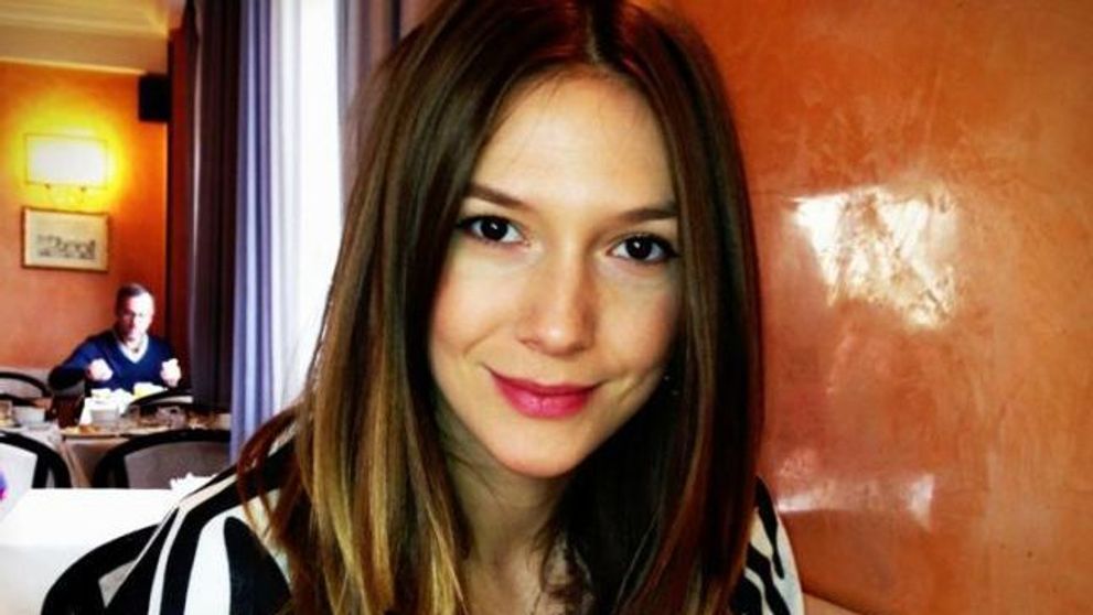 Pare o tinuta banala pana cand vezi cu ce este incaltata. Cu ce pereche de pantofi a impresionat Adela Popescu la cea mai recenta aparitie