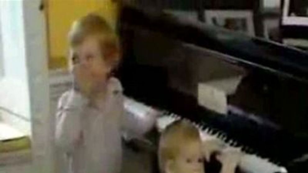 Imagini emotionante cu printii William si Harry, impreuna cu parintii lor. Uite cum cantau amandoi la pian!