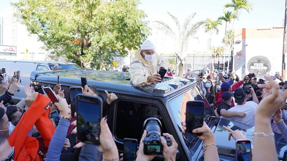 Maluma și-a chemat fanii să sărbătorească în stradă lansarea unui nou album, însă poliția a spart petrecerea