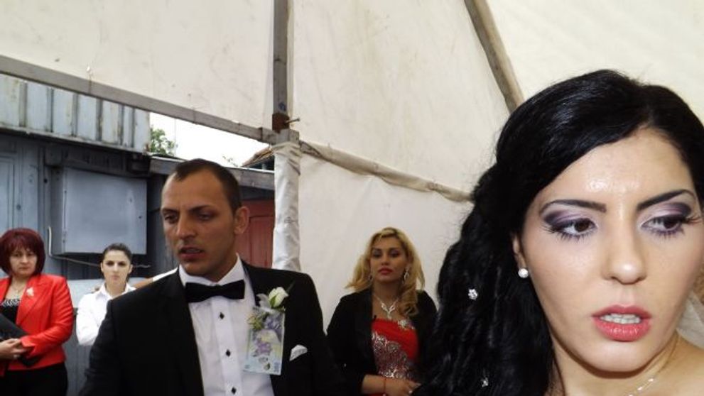 Un nou trend la nunta: rochie uda si sosete murdare. Nimeni nu s-a asteptat ca locul unde s-a tinut petrecerea Simonei sa arate asa