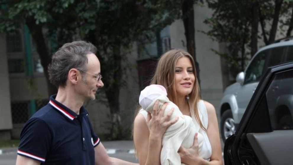 Fetita Iuliei si a lui Mihai Albu, la 4 ani. Uite cate de draguta e cea mica si cum o mosteneste pe mama ei in alegerile vestimentare