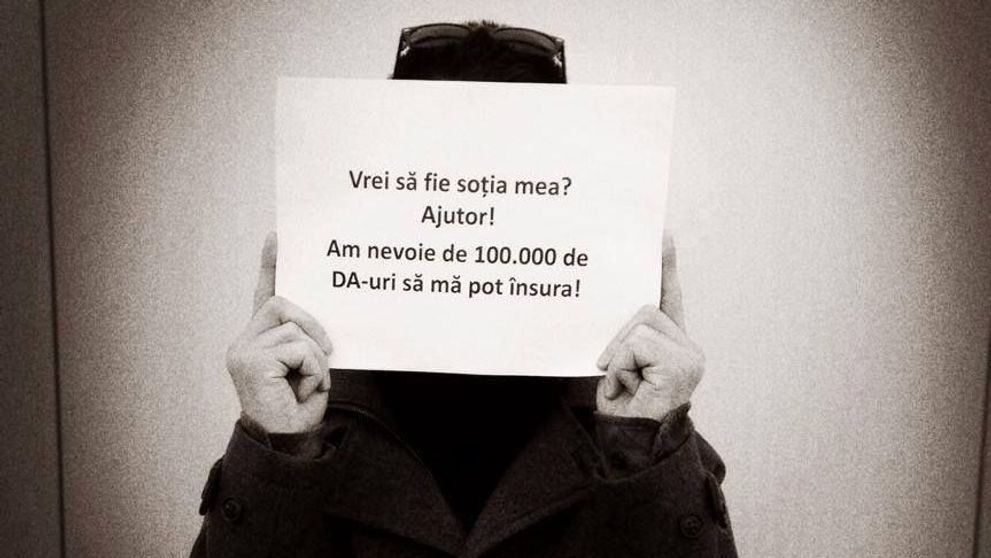 100.000 de like-uri si ea ii spune DA. Prima fotografie cu iubita tanarului care a pus pe jar toata Romania cu cererea lui in casatorie