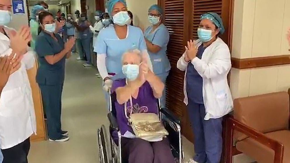 S-a vindecat de coronavirus la 85 de ani. Gestul cu care echipa medicală a sărbătorit evenimentul