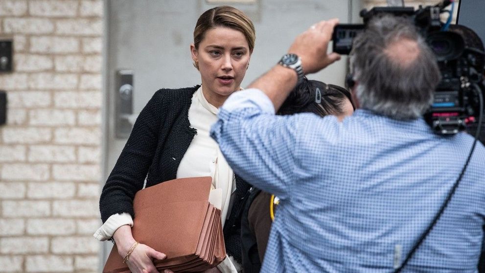 Video viral. Amber Heard tresare și face pași înapoi când Johnny Depp se îndreaptă spre ea la tribunal