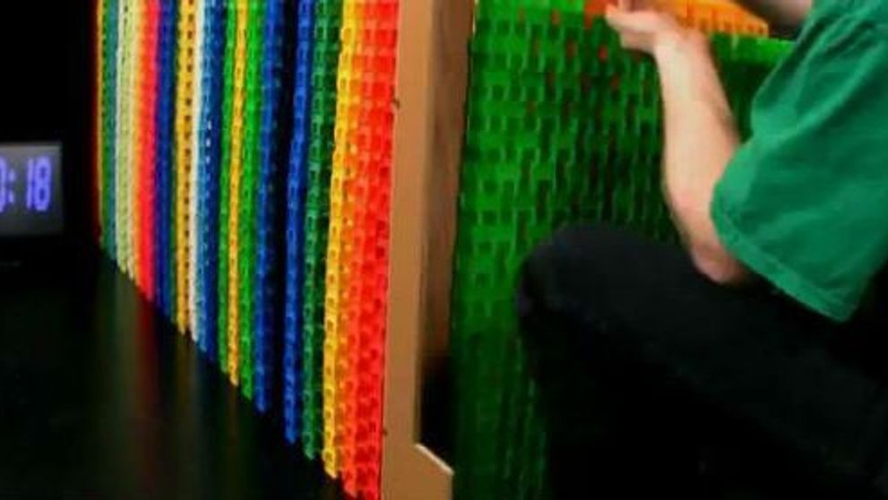 Asta DA joc de domino! Cum faci praf 60.000 de piese in doar 10 secunde!