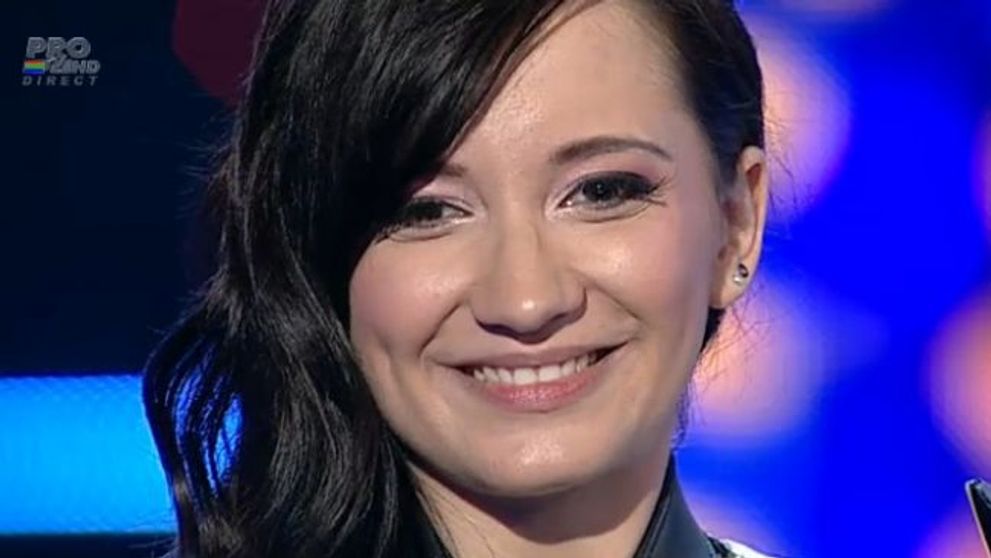 Fata cu saxofonul: Si sexy, si talentata. A renuntat la straiele populare si a aratat de ce este in stare