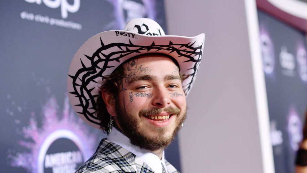 EXCLUSIV. Ce a făcut Post Malone pe aeroportul din Cluj! Artistul care va cânta la Untold X a ajuns în România FOTO