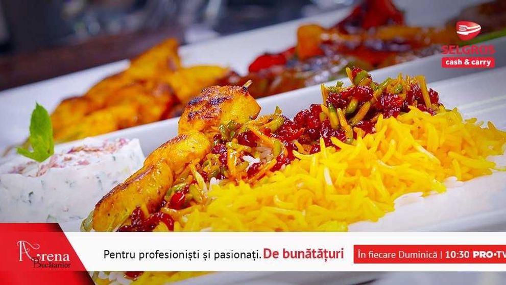 Joojeh kabab cu berenj zaferooni și cremă de iaurt cu castraveți, mentă și trandafiri