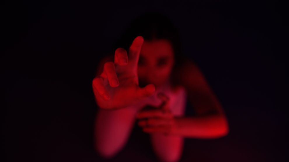Un celebru artist din România a fost acuzat că și-a bătut fosta iubită! Tânăra face dezvăluiri cutremurătoare din timpul relației: „Mi-a rupt hainele de pe mine, m-a scuipat și m-a trântit pe jos...”