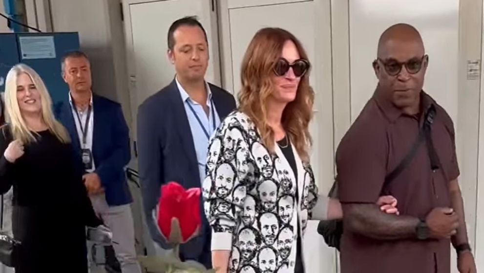 Trandafirul de plastic ignorat de Julia Roberts. Vedeta a trecut cu vederea gestul unui fan când sosea la Festivalul de la Veneția