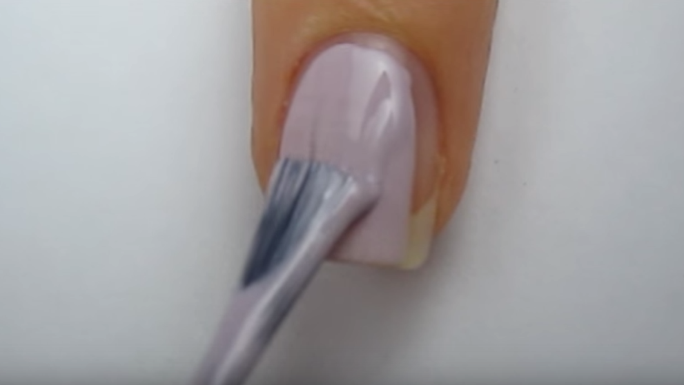 Este o idee atat de simpla! Pune ata dentara pe unghii. Ce se intampla cand o da la o parte