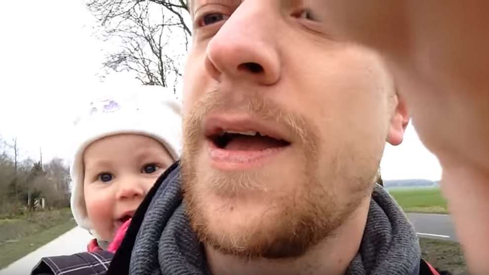 Clipul care a ajuns viral. Ce se intampla cu acest bebelus la cateva secunde dupa ce parintele ii spune 