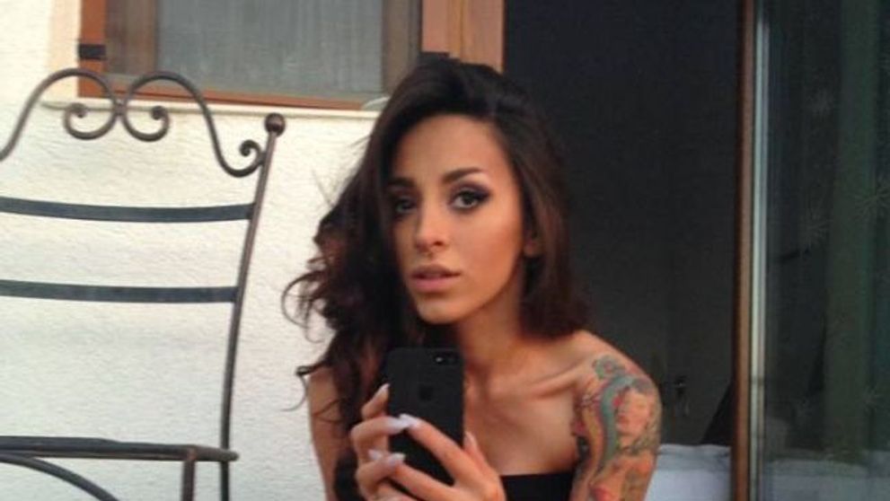 Ruby isi arata noul tatuaj, cu sanii la vedere si cu un mesaj obraznic pentru fanii sai - FOTO