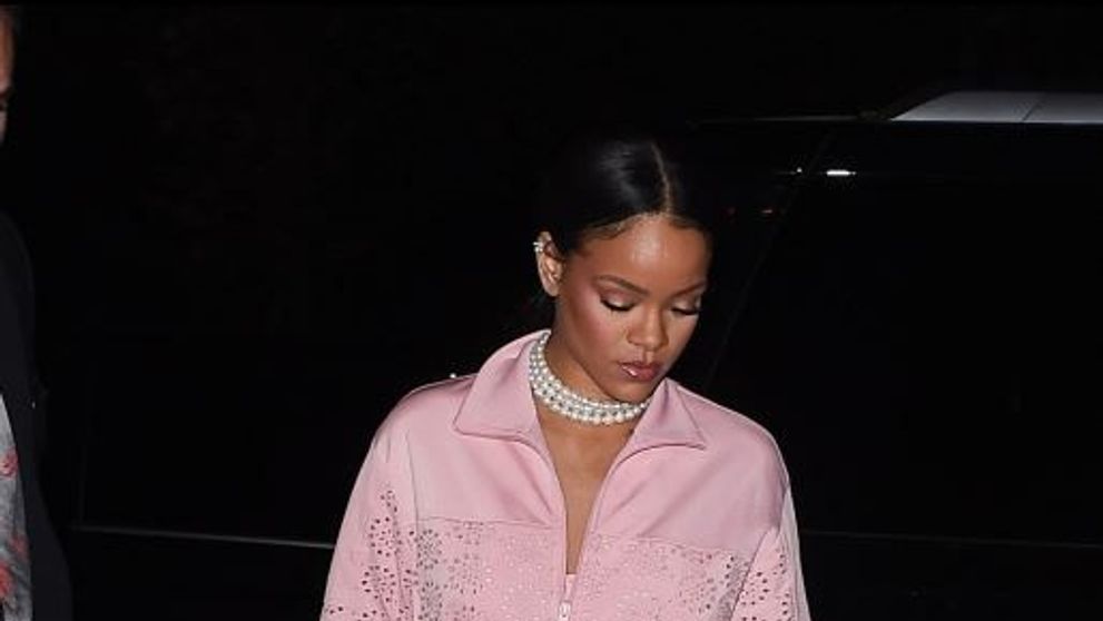 Rihanna, in cea mai ciudata tinuta de pana acum. Cum a aparut cantareata cand nimeni nu se mai astepta sa fie surprins