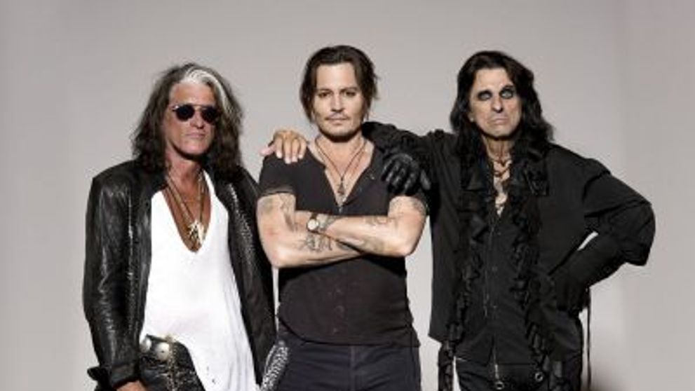 Raspunde ultimei provocari lansate de Alice Cooper si castiga bilete la concertul Hollywood Vampires. Intra in concurs