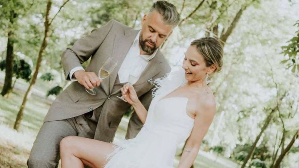 Roxana Ionescu și Tinu Vidaicu au sărbătorit nunta la Timișoara. Mireasa a strălucit într-o rochie cu pene