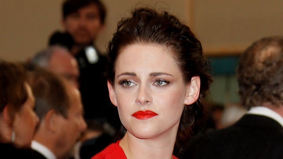 Kristen Stewart s-a tuns periuta si s-a facut blonda. Schimbare de look radicala pentru actrita