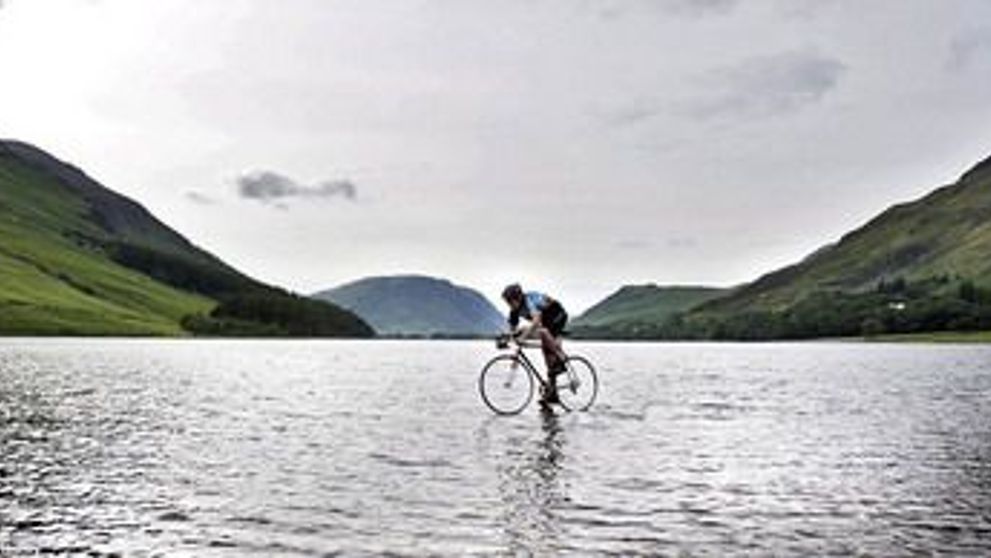 Are DOAR 16 ani si merge cu bicicleta pe APA! Crezi ca e REALA poza?