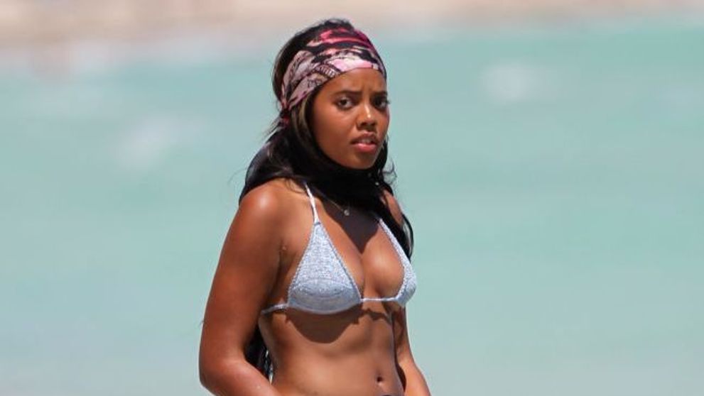 Ce se intampla cand esti voluptuoasa si iti alegi niste bikini prea mici. Vezi cum s-a facut de ras aceasta vedeta pe o plaja din Miami