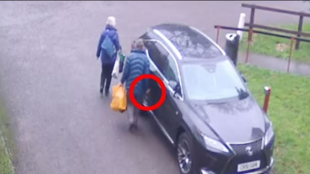 Un pensionar furios, surprins când zgârie cu cheia un Lexus de 60.000 de lire sterline, aparținând vecinului său român